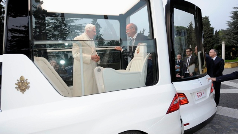 Illustration for article titled Surprise! Pope Benedict's New Popemobile Is A Mercedes-Benz Again